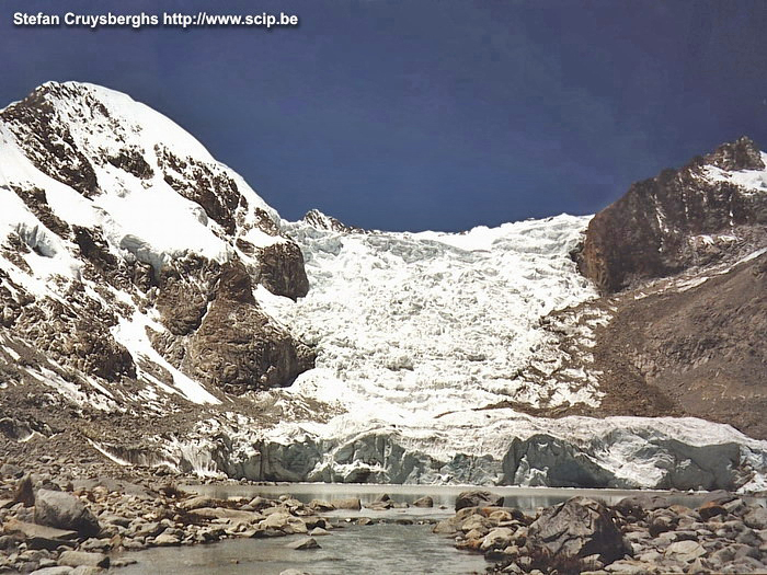 Sorata - Laguna Glacial Laguna glacial, een gletsjermeer op ongeveer 5040m op een kleine twee dagen stappen en klauteren van de stad Sorata. Achteraan de laguna rijst een enorme ijsmuur van ongeveer 20 meter op. Stefan Cruysberghs